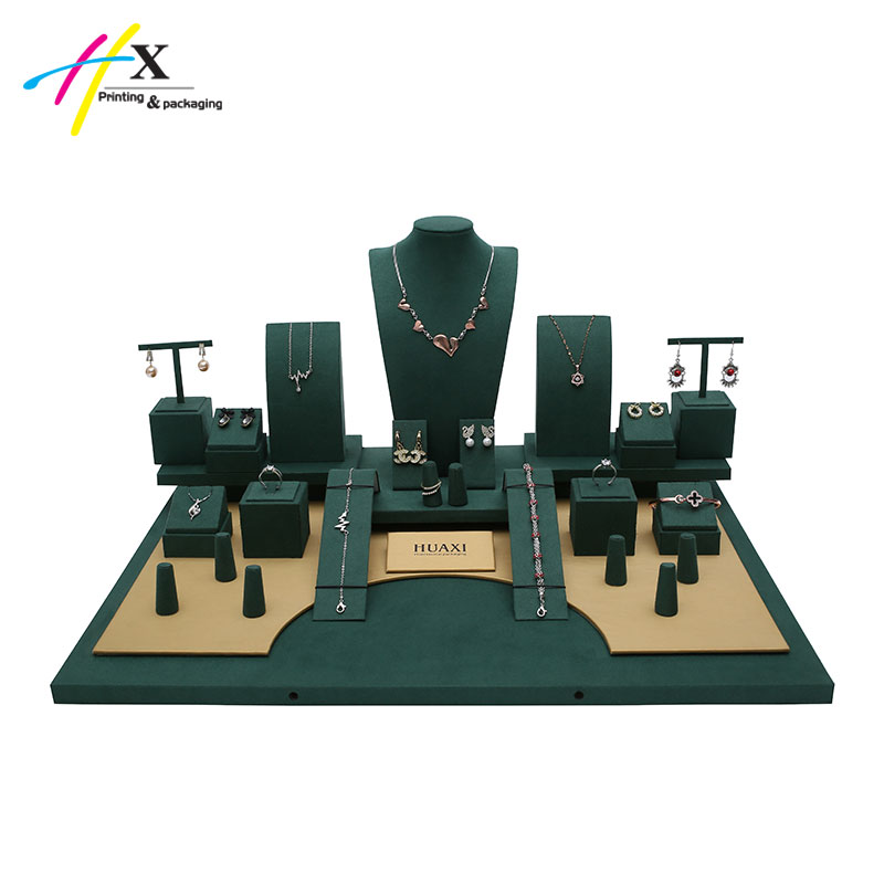 https://www.huaxindisplay.com/dark-green-and-golden-microfiber-jewellery-display-can-be-customized-50044750hmm-product/